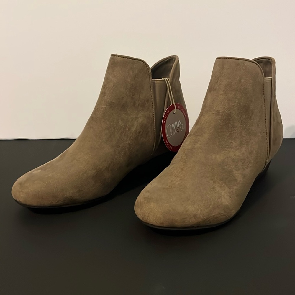 Mia Amore tan booties Sz 8.5 New without box